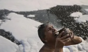 Người Ấn Độ hành lễ ở sông thiêng bất chấp ô nhiễm